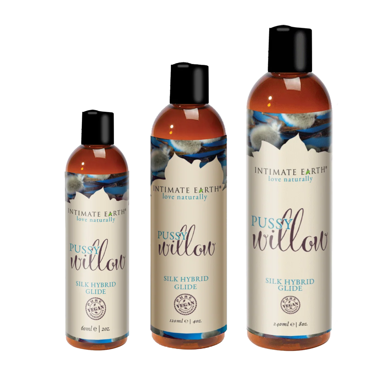 Size lineup shot displaying three amber bottles of Intimate Earth Pussy Willow silk hybrid glide standing side by side in 60 ml (2 fl oz), 120 ml (4 fl oz), and 240 ml (8 fl oz) capacities. Imagen principal del producto